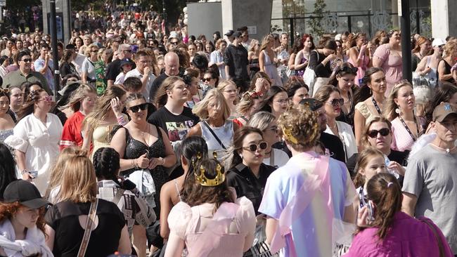 MELBOURNE,AUSTRALIA-NewsWire Photos 16 FEBRUARY, 2024: Taylor Swift fans (SwiftiesÃ¢â¬â¢ ) gather around MSG for her first concert in Australia.  Picture : NCA NewsWire / Valeriu Campan