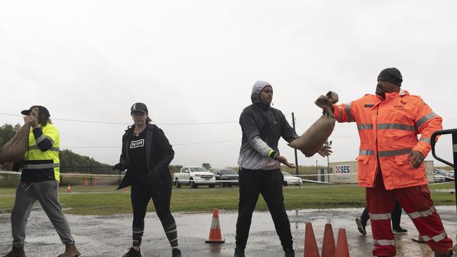 Volunteers load up sandbags in Penrith in preparation for floodwaters. Picture: Brook Mitchell/Getty