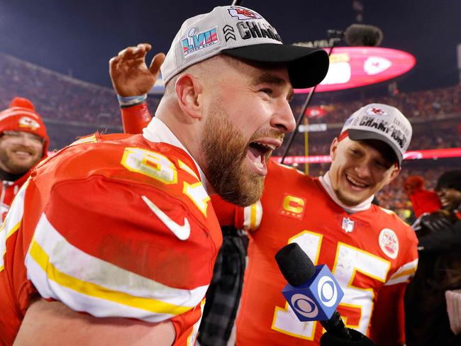 KANSAS CITY, MISSOURI - JANUARY 29: Travis Kelce #87 and Patrick Mahomes #15 of the Kansas City Chiefs celebrate after defeating the Cincinnati Bengals 23-20 in the AFC Championship Game at GEHA Field at Arrowhead Stadium on January 29, 2023 in Kansas City, Missouri.   David Eulitt/Getty Images/AFP (Photo by David Eulitt / GETTY IMAGES NORTH AMERICA / Getty Images via AFP)