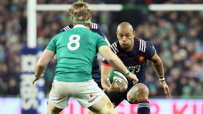France's centre Gael Fickou (R) vies with Ireland's number 8 Jamie Heaslip.