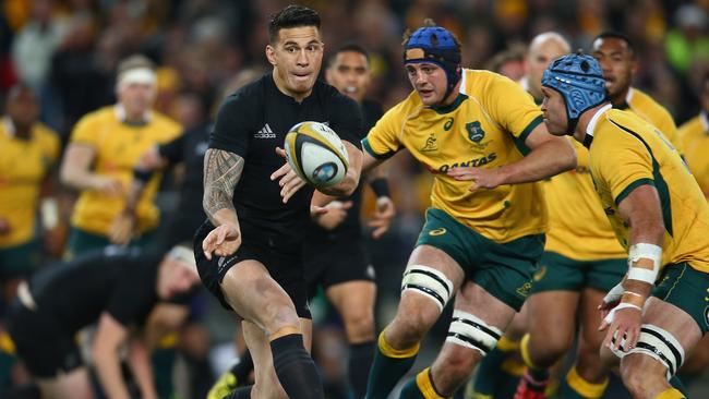 SYDNEY, AUSTRALIA - AUGUST 08: Sonny Bill Williams of the All Blacks passes during The Rugby Championship match between the Australia Wallabies and the New Zealand All Blacks at ANZ Stadium on August 8, 2015 in Sydney, Australia. (Photo by Mark Kolbe/Getty Images)