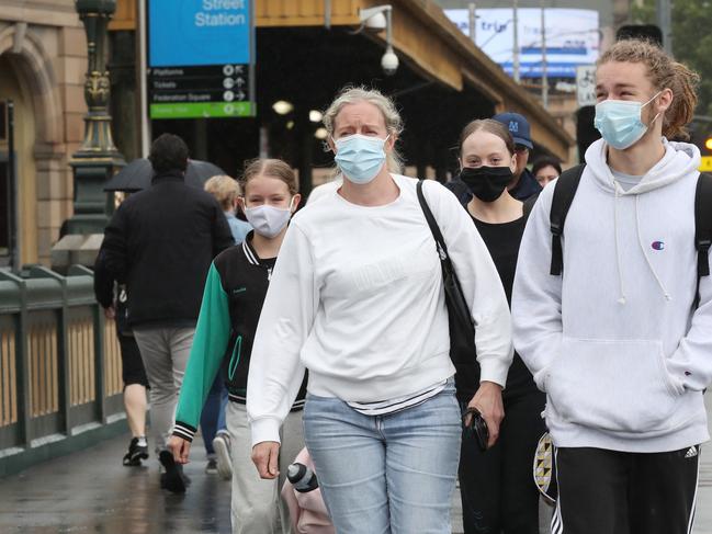 People are again wearing masks in Melbourne CBD as the city deals with another COVID outbreak. Picture: NCA NewsWire/ David Crosling