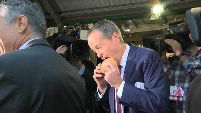 Shorten makes a meal of his sausage sandwich