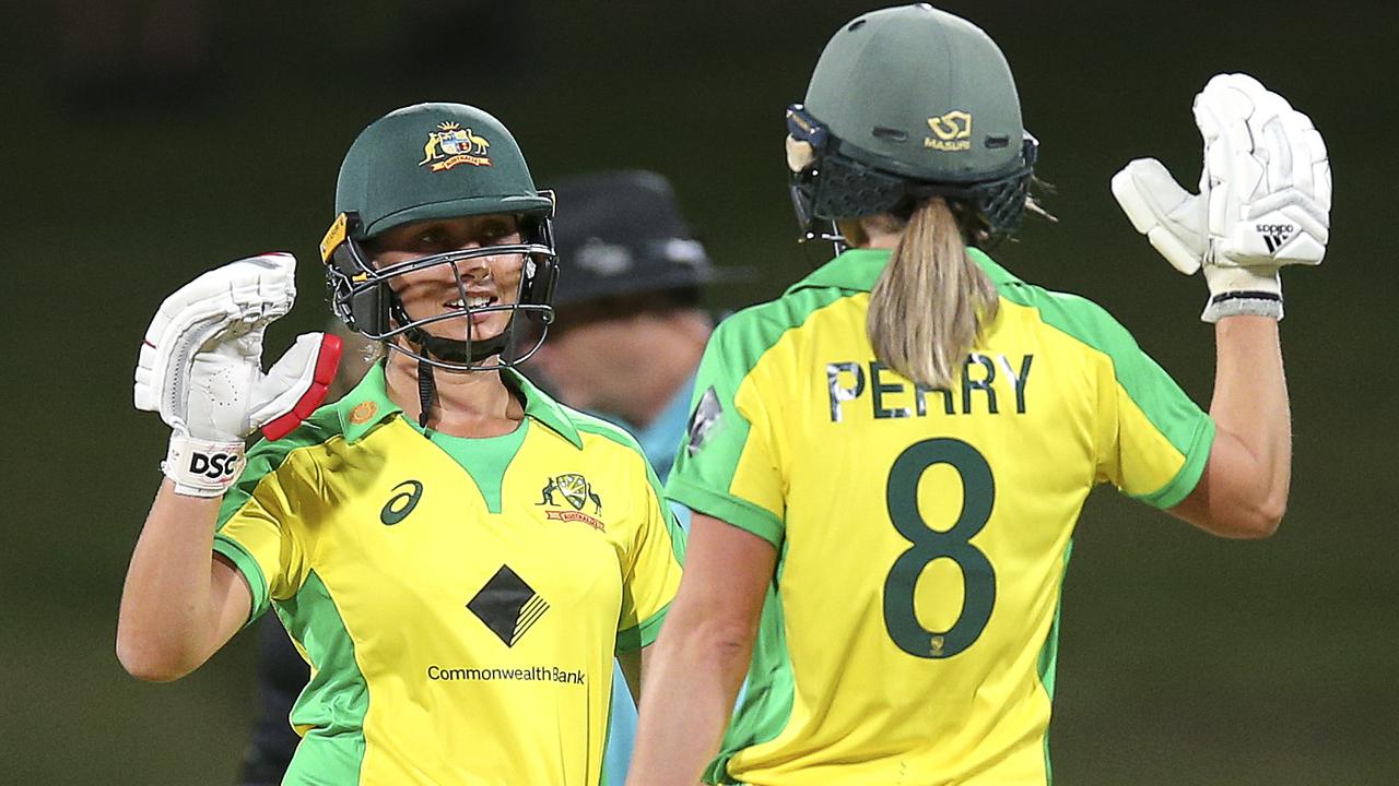 An unbeaten 72-run stand between Ash Gardner and Ellyse Perry saw Australia claim a six-wicket win over New Zealand in the first T20 in Hamilton. Photo: Getty Images