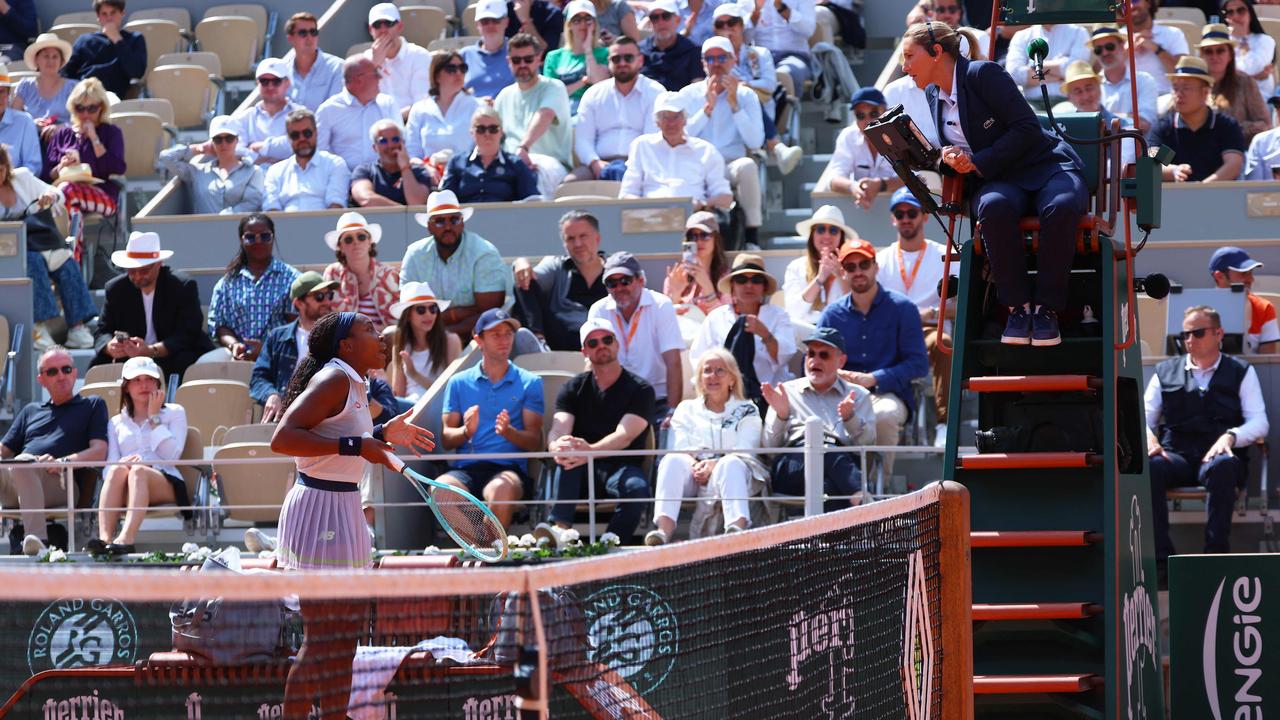 US Coco Gauff reacts and speaks with the umpire. Photo by Emmanuel Dunand / AFP)