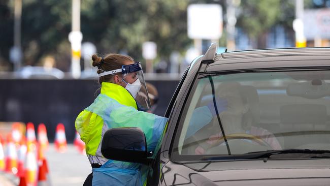 People lining up in their cars to get tested at the Covid-19 testing site in Bondi Beach Sydney. Picture: NCA NewsWire / Gaye Gerard