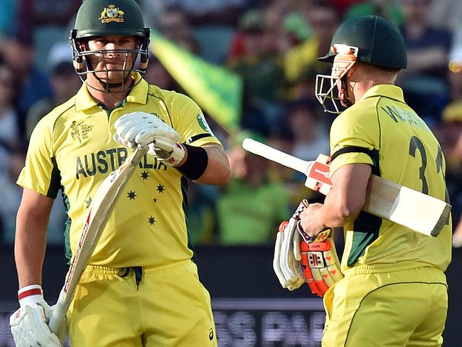 Australia's Aaron Finch (L) asks for the third umpire's decision over his LBW during the 2015 Cricket World Cup quarter-final match between Pakistan and Australia at the Adelaide Oval on March 20, 2015. AFP PHOTO / Saeed KHAN --IMAGE RESTRICTED TO EDITORIAL USE - STRICTLY NO COMMERCIAL USE--