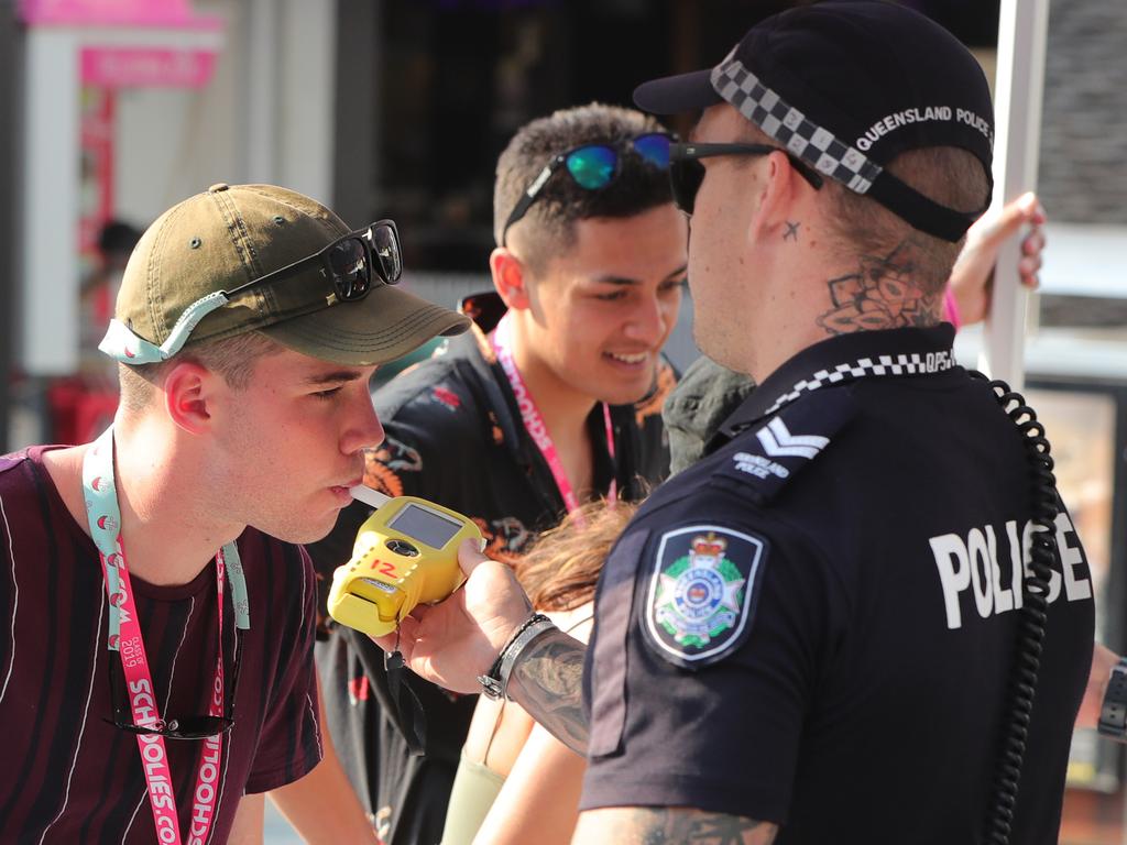 Schoolies 2019: Schoolie Risks Her Life For Apartment Ledge Photos ...