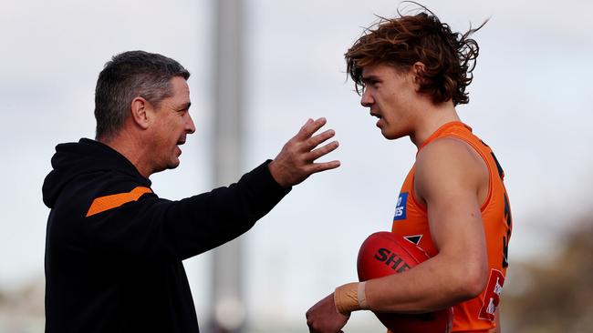 Giants coach Adam Kinsgley speaks to young forward Aaron Cadman. Picture: Michael Klein