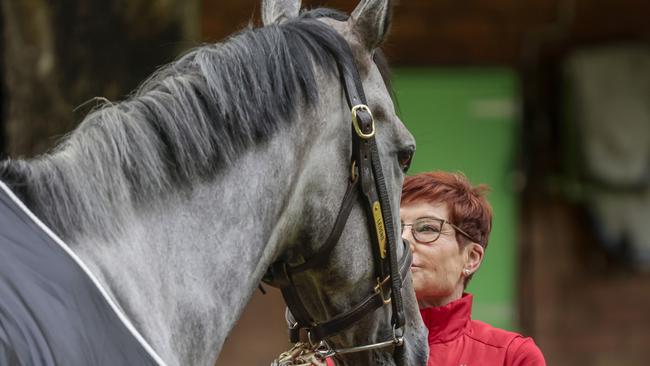 Size with her favourite, Classique Legend, for the traditional Everest winner photo shoot.