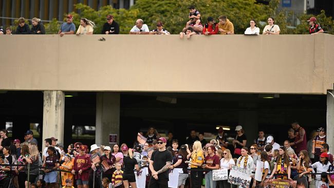 25/9/2023: Security in front of fans during a Broncos fan training session at the Red Hii, Brisbane. pic: Lyndon Mechielsen/Courier Mail