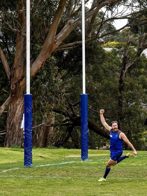 Shaun Payze kicks his 1000th career goal. Picture: Anthony Pearce.