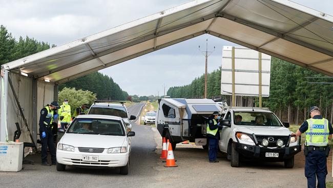 SA Police at the border checkpoint between South Australia and Victoria. Picture Frank Monger