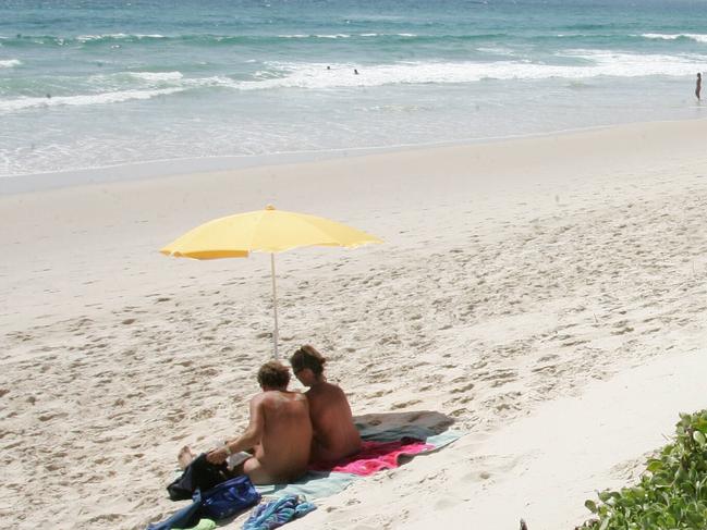 8/2/05 Pics at Tyagarah Beach, north of Byron Bay, where an unidentified male body was found on the beach, cause of death is still unknown. PicAdamHead