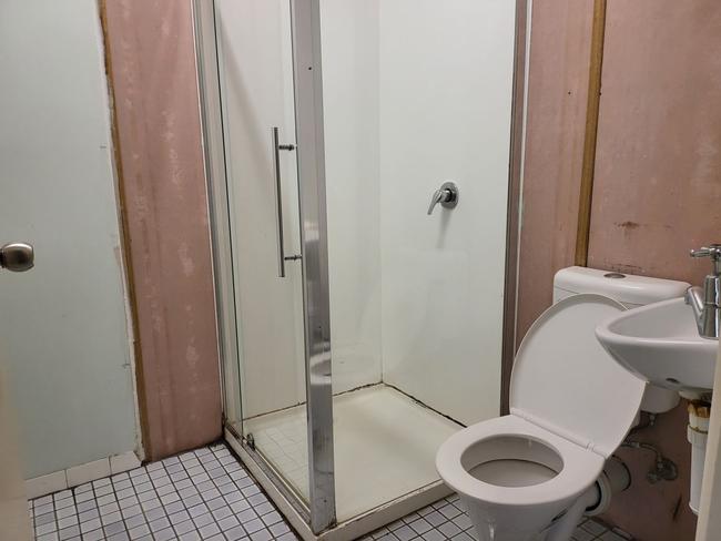 The property also features two bathrooms, one of which has a “showroom”.