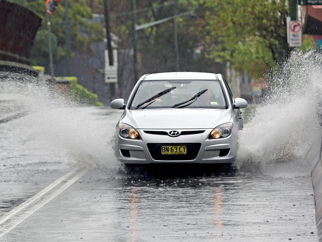 SYDNEY, AUSTRALIA - NewsWire Photos SEPTEMBER 20, 2020: Car's are pictured driving through flood waters over the bridge connecting Sydney's Newtown with Erskineville as Sydneysiders battle wet and windy weather. Picture: NCA NewsWire / Nicholas Eagar