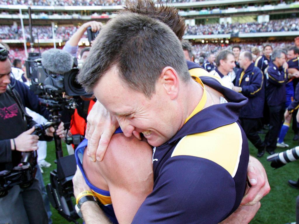 Worsfold and Cousins embrace after the 2006 premiership.