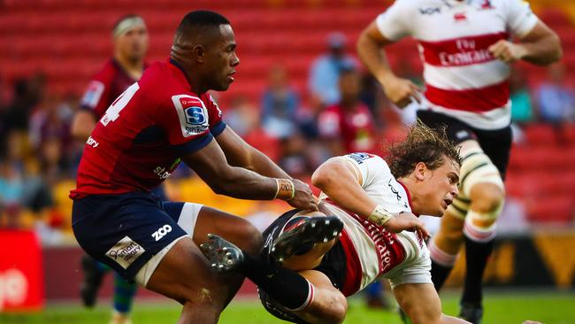 TOPSHOT - Reds' Filipo Daugunu (L) and Lions' Andries Coetzee (R) compete for the ball during the Super Rugby match between Australia's Queensland Reds and South Africa's Golden Lions in Brisbane on April 28, 2018.  / AFP PHOTO / Patrick HAMILTON / -- IMAGE RESTRICTED TO EDITORIAL USE - STRICTLY NO COMMERCIAL USE --