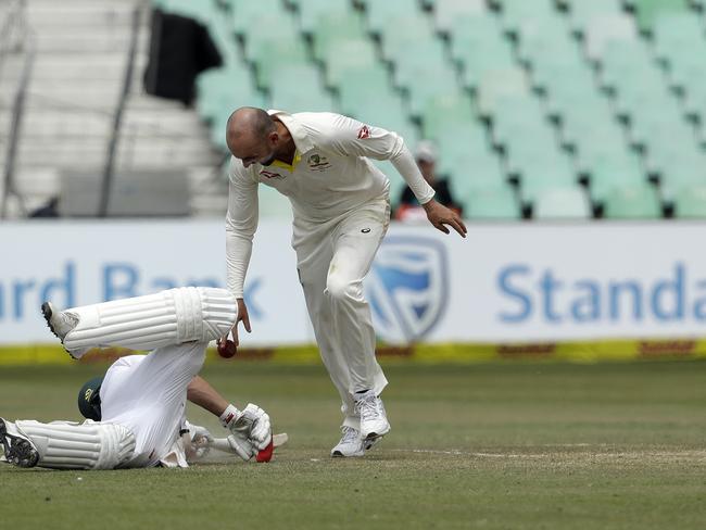 Nathan Lyon appears to drop the ball on AB de Villiers after running out the Proteas star.