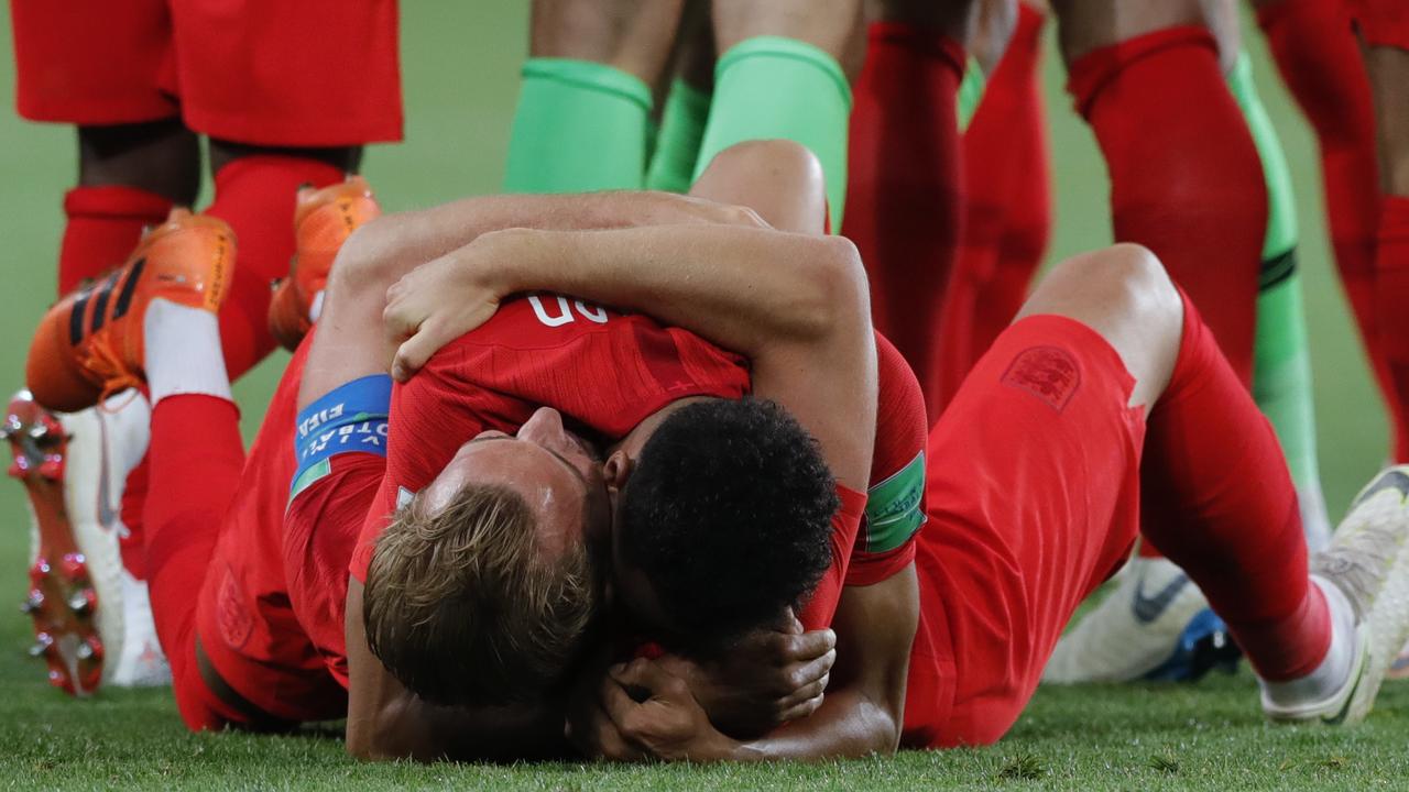 Harry Kane and Jesse Lingard hug after beating Colombia in a penalty shootout.