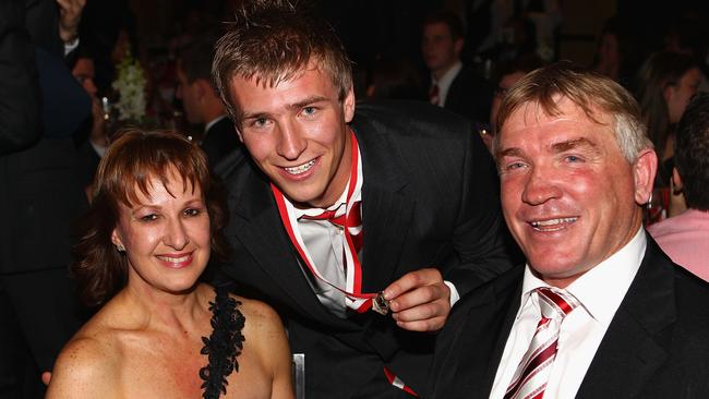 Kieren Jack with mum Donna and dad Garry at Sydney’s best-and-fairest in 2010. Picture: Getty Images