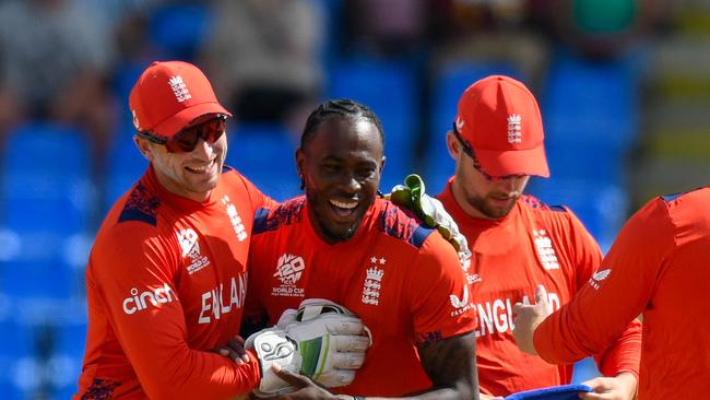 Jofra Archer (2L) and Jos Buttler (L) of England celebrate. Photo by Randy Brooks / AFP.