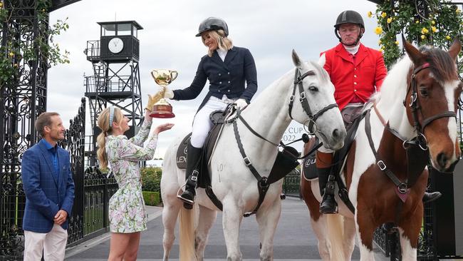 Damien Oliver and Jamie Kah pose with Melbourne Cup Carnival Ambassador Ariarne Titmus on horseback during the Melbourne Cup Carnival Launch. Picture: Scott Barbour/Racing Photos via Getty Images