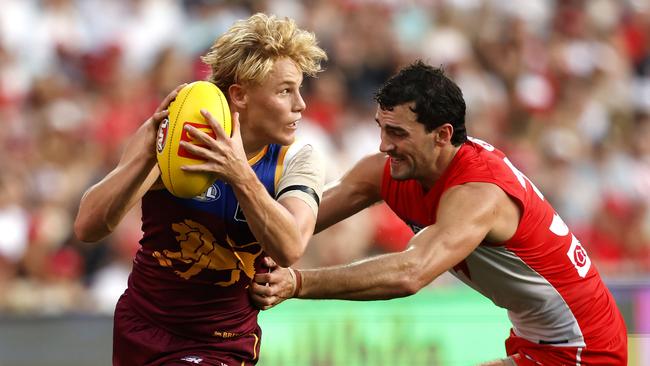 Brisbane's Levi Ashcroft and Sydney's Tom McCartin during the AFL Round 1 match between the Sydney Swans and Brisbane Lions at the SCG on March 15, 2025. Photo by Phil Hillyard (Image Supplied for Editorial Use only - NO ON SALES - copyright Phil Hillyard )