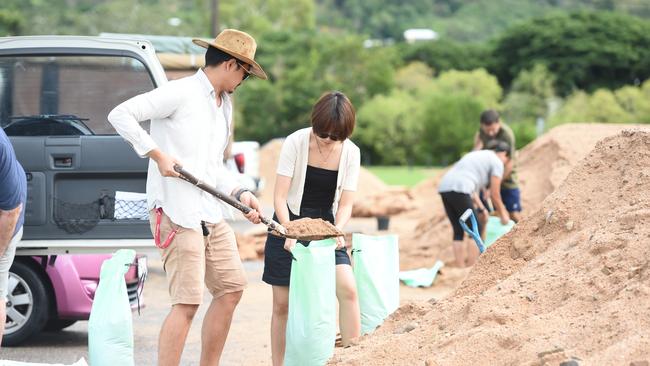 Townsville residents prepare sandbags to battle the flooding. Picture: NewsWire / Scott Radford-Chisholm