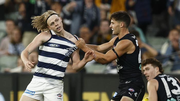 MELBOURNE, AUSTRALIA - MARCH 23: Nic Newman of the Blues wrestles with Zach Guthrie of the Cats during the round two AFL match between Carlton Blues and Geelong Cats at Melbourne Cricket Ground, on March 23, 2023, in Melbourne, Australia. (Photo by Daniel Pockett/Getty Images)