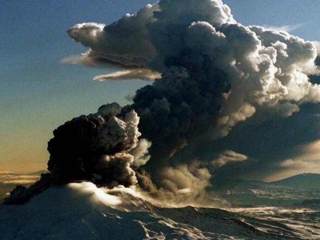 Mt (Mount) Ruapehu volcano in NZ erupts in clouds smoke & ashes for first time since major eruption 09/95.        New Zealand / Mountains / Volcanoes