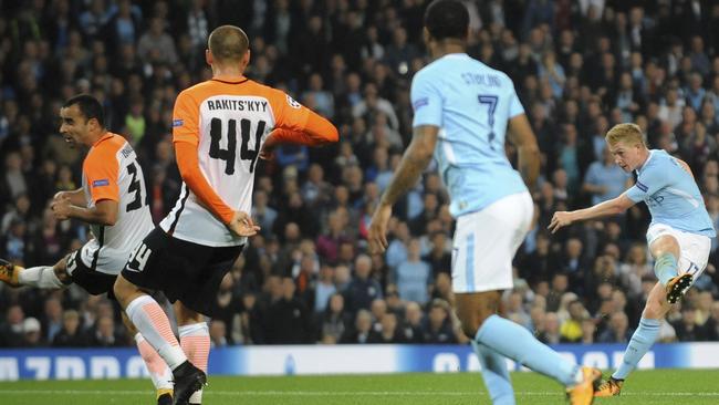 Manchester City's Kevin De Bruyne, right, shoots at goal