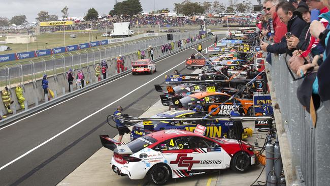 Pit lane during qualifying at Symmons Plains. Picture: CHRIS KIDD