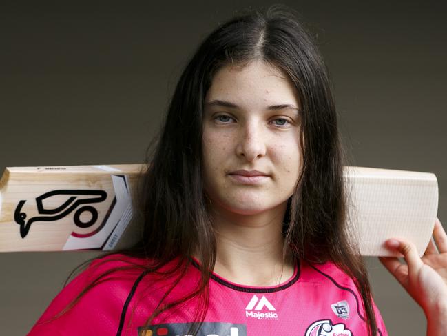 MANLY DAILY/ AAP Photo of cricket player Stella Campbell at her Newport home on Thursday the 19th September 2019.Stella Campbell, the teenage fast bowler who has signed with Sydney Sixers for the WBBL.AAP IMAGE/ Tim Pascoe