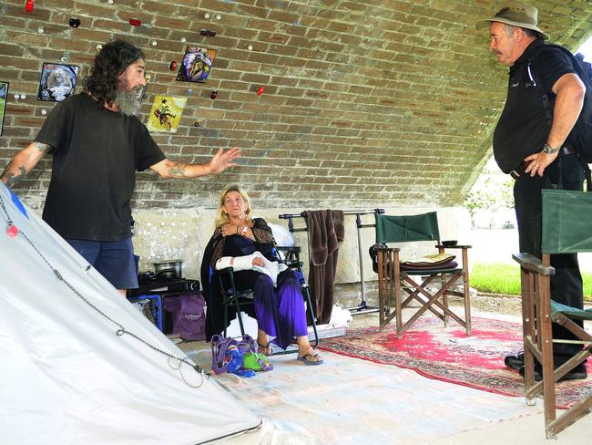 Wentworth Park dwellers Lenny Mitcherson and Leonie Valentine tell a City of Sydney council worker that they will remove their own items. Picture: John Appleyard