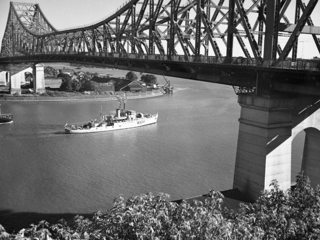 HMAS. Gladstone sails under the Story Bridge after arriving Brisbane in 1956.