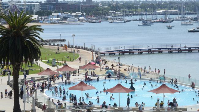 Hot weather at Eastern Beach. Picture: Geelong and Bellarine Tourism