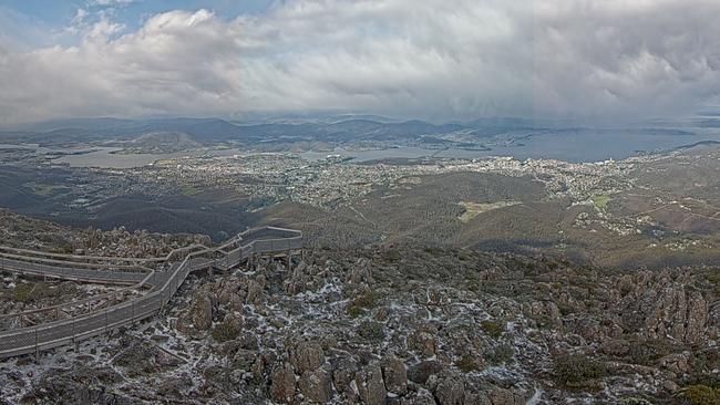 Breaking News Breaking News Snow starts to fall on kunyani/Mt Wellington. Pic: Hobart City Council.