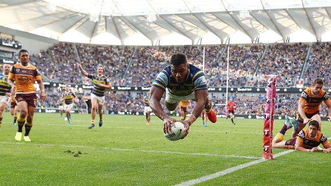 Maika Sivo of the Eels scores a try. (Photo by Mark Metcalfe/Getty Images)