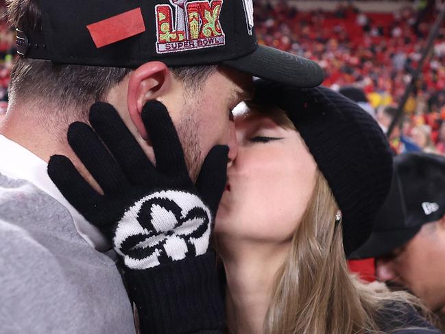 KANSAS CITY, MISSOURI - JANUARY 26: Taylor Swift kisses Travis Kelce #87 of the Kansas City Chiefs after defeating the Buffalo Bills 32-29 in the AFC Championship Game at GEHA Field at Arrowhead Stadium on January 26, 2025 in Kansas City, Missouri.  (Photo by Jamie Squire/Getty Images) ***BESTPIX***