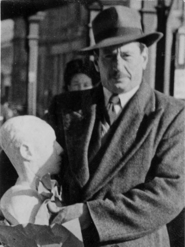 SA police officer Detective Sergeant Lionel Leane carrying a bust of unidentified Somerton Beach body mystery man into the Coroner's Court for an inquest in 1949.