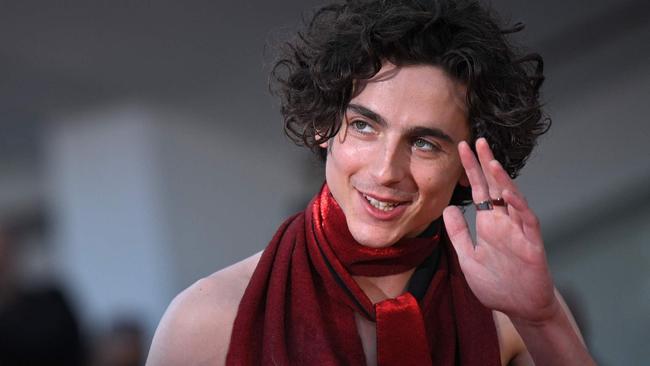 French US actor, Timothee Chalamet waves as he arrives on September 2, 2022 for the screening of the film "Bones And All" presented in the Venezia 79 competition as part of the 79th Venice International Film Festival at Lido di Venezia in Venice, Italy. (Photo by Tiziana FABI / AFP)