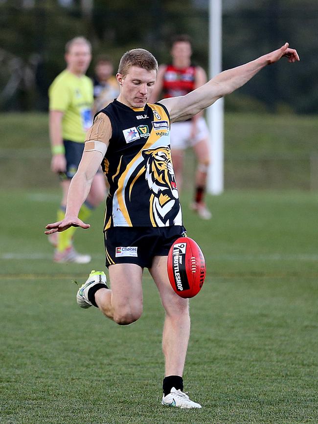 Mackenzie Willis kicks for goal for the Tigers in 2015. PICTURE: Sam Rosewarne