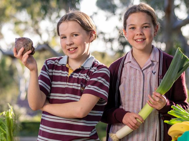 Woolworths announces return of  Fresh Foods for Kids Discovery Program for 2022. after research found almost 50 per cent of Aussie kids can't recognise a beetroot or leek. Pictured is Jennifer Young  and Lucy Young. Picture: Adam Dormand