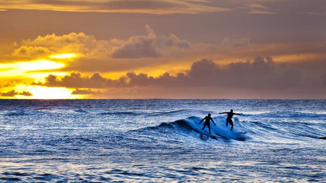 Surfing in Paradise – Australia Plus Hawaii