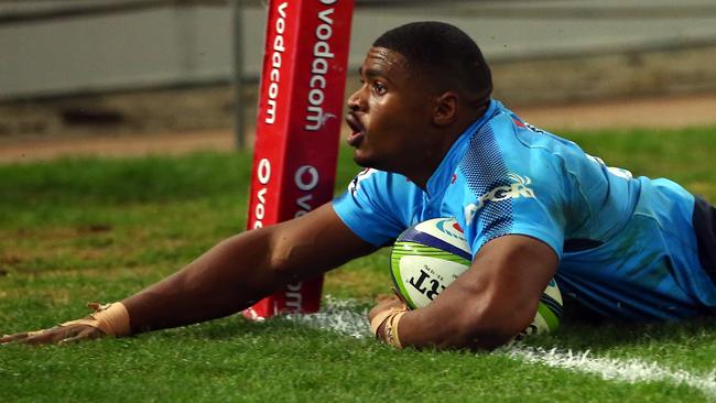 Warrick Gelant of the Bulls scores a try during his hat-trick vs the Sharks.