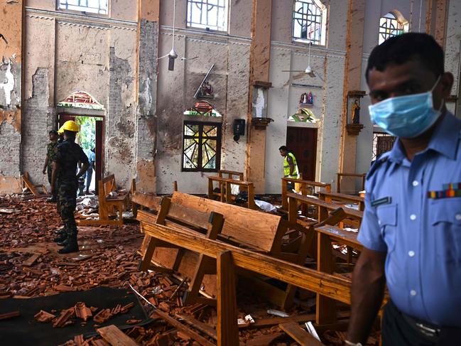 Security personnel inspect the interior of St Sebastian's Church in Negombo on April 22, 2019, a day after the church was hit in series of bomb blasts targeting churches and luxury hotels in Sri Lanka. - At least 290 are now known to have died in a series of bomb blasts that tore through churches and luxury hotels in Sri Lanka, in the worst violence to hit the island since its devastating civil war ended a decade ago. (Photo by Jewel SAMAD / AFP)