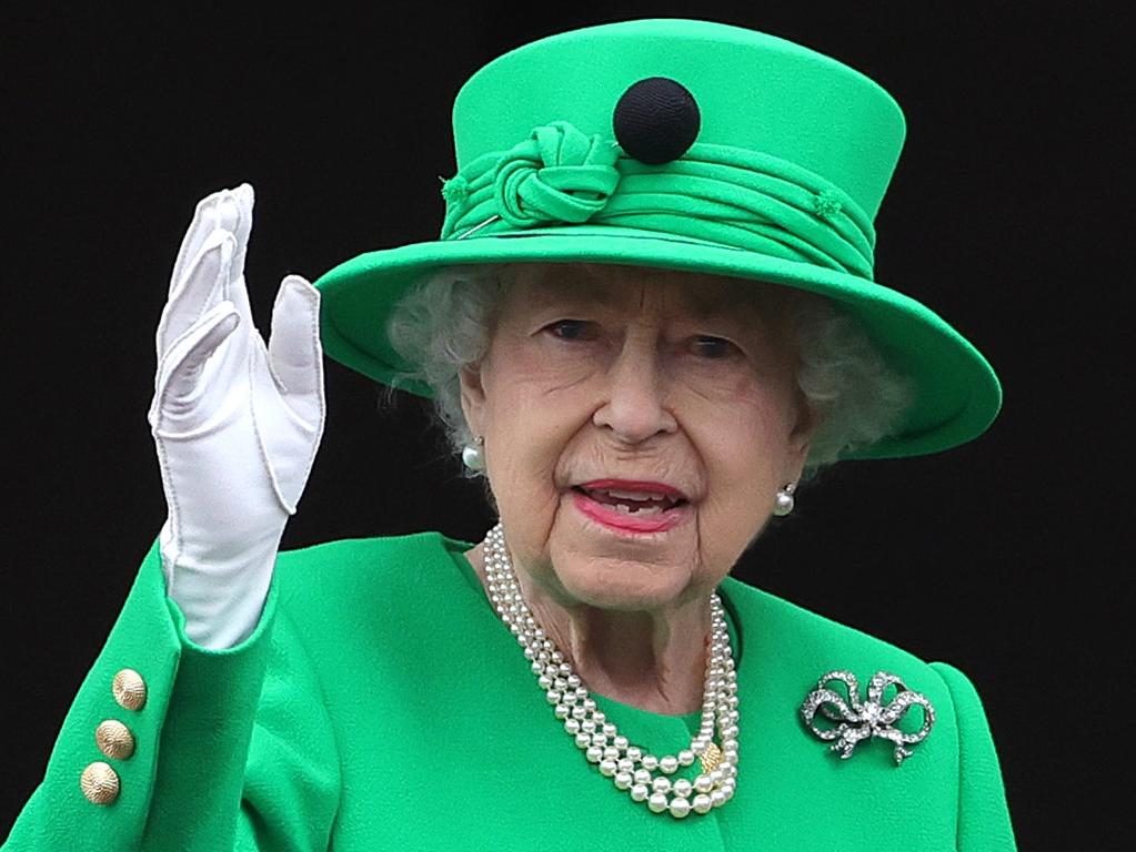 LONDON, ENGLAND - JUNE 05: Queen Elizabeth II waves on the balcony during the Platinum Pageant on June 05, 2022 in London, England. The Platinum Jubilee of Elizabeth II is being celebrated from June 2 to June 5, 2022, in the UK and Commonwealth to mark the 70th anniversary of the accession of Queen Elizabeth II on 6 February 1952.  (Photo by Chris Jackson - WPA Pool/Getty Images)