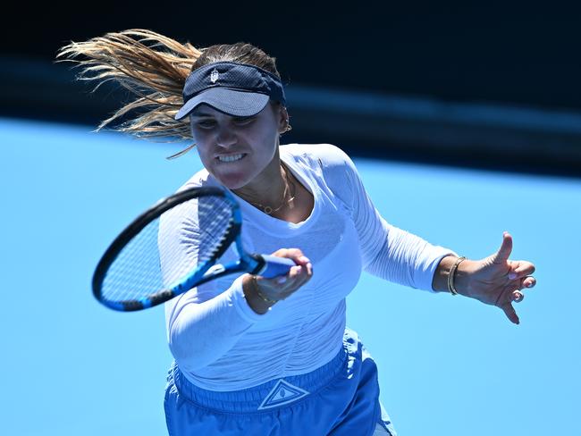 HOBART, AUSTRALIA - JANUARY 09: Sofia Kenin of USA plays a backhand in her match against Greet Minnen of Belgium during day one of the the 2024 Hobart International at Domain Tennis Centre on January 09, 2024 in Hobart, Australia. (Photo by Steve Bell/Getty Images)