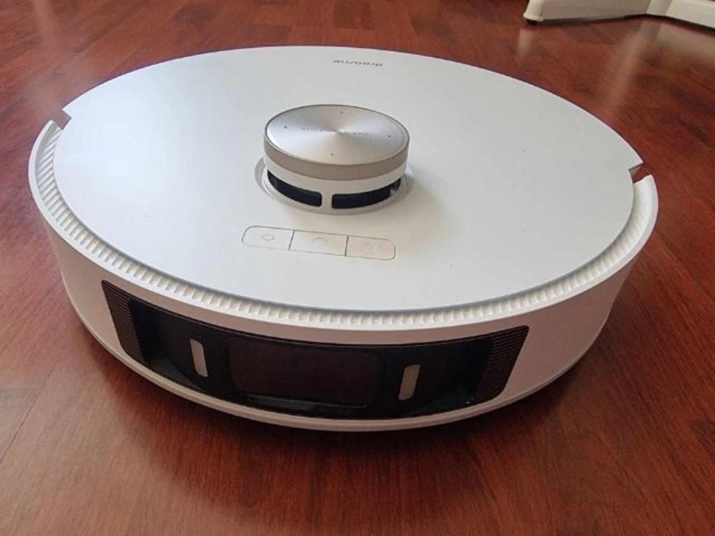 A head-on look at the Dreame L20 Ultra robot vacuum and mop. Picture: Tahnee-Jae Lopez-Vito/news.com.au